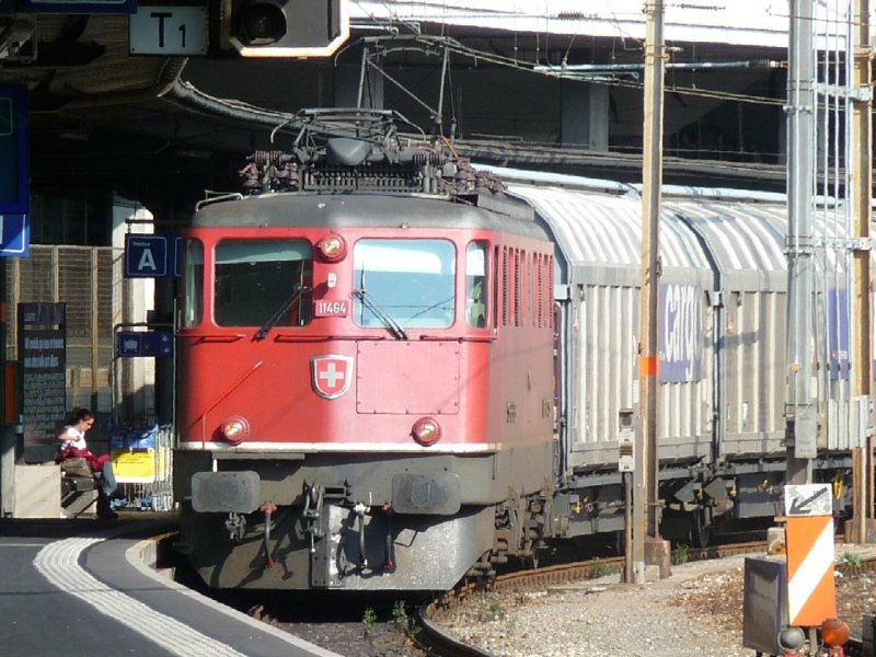 SBB - Gterzug mit der Ae 6/6 11464 bei der Durchfahrt im Bahnhof von Lausanne am 01.09.2008