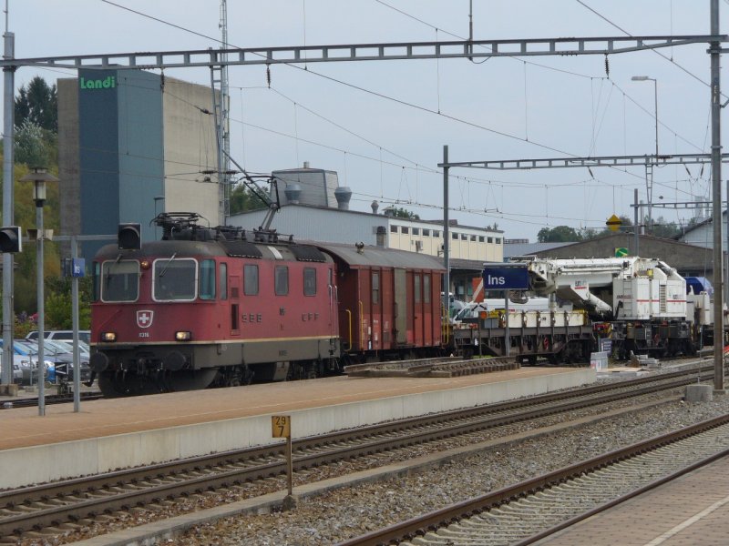 SBB - Gterzug mit Re 4/4 11316 bei der einfahrt in den Bahnhof von Ins am 17.09.2007