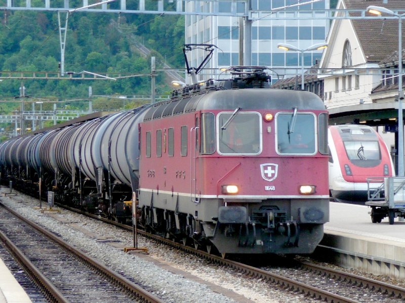 SBB - Gterzug mit Re 6/6 11648 bei der Durchfahrt im Bahnhof von Biel / Bienne am 01.09.2008
