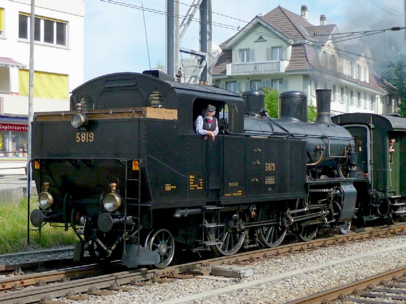 SBB Historic - Dampflok Eb 3/5 5819 mit einem Extrazug unterwegs in Spiez am 16.08.2008