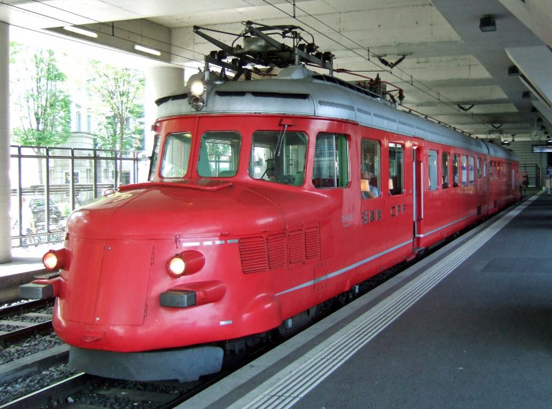 SBB-Historic: Zu den festlichen Anlssen in Luzern wurde der RAe 4/8 1021  Churchill(pfeil)  herbestellt, um von dort aus seine Runden zu drehen, in der Nhe vo Luzern. (23.5.09)