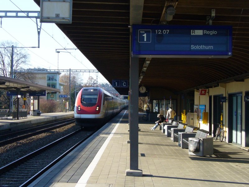 SBB - ICN als Regio in Grenchen Sd ????  Nein der leicht versptete ICN 523 ( Genf - St.Gallen ) bei der Durchfahrt im Bahnhof von Grenchen Sd am 17.11.2007