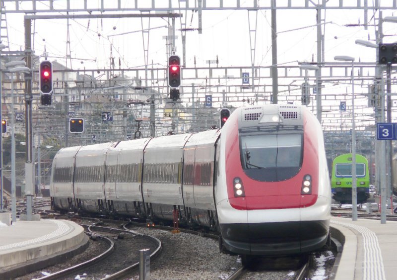 SBB - ICN bei der einfahrt in den Bahnhof von Neuchtel am 24.03.2008