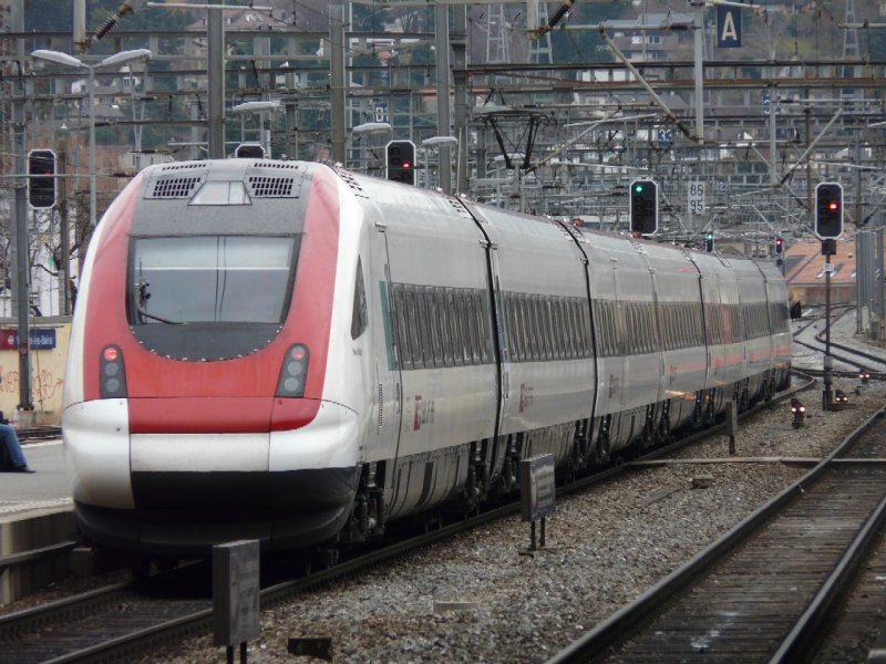 SBB - ICN (Mani Matter) bei der Ausfahrt aus dem Bahnhof von Yverdon Les Bains in richtung Lausanne am 19.01.2008