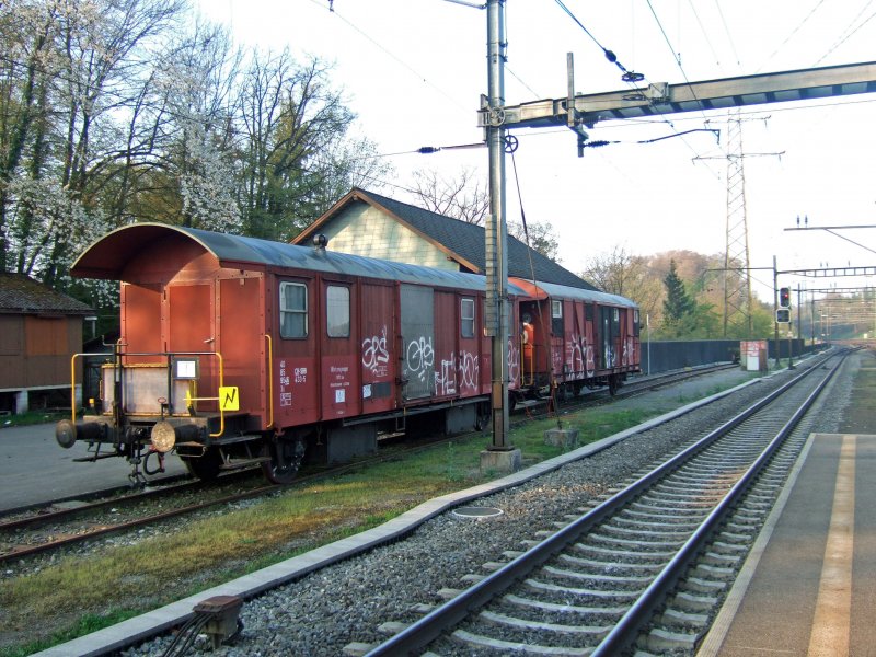 SBB- Infra: Der Werkzeugwagen Xs 40 85 95 46 433 mit dem Heimatbahnhof Luzern steht am 15.4.09 im Bahnhof Othmarsingen.