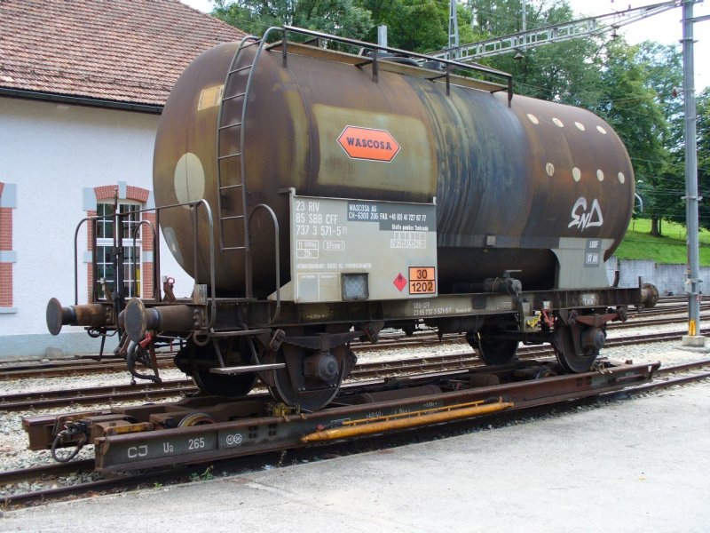 SBB Kesselwagen 23 85 737 3 571-5 aufgeschemmelt auf dem Ua 265 der Cj im Bahnhof von Tramelan am 01.08.2006