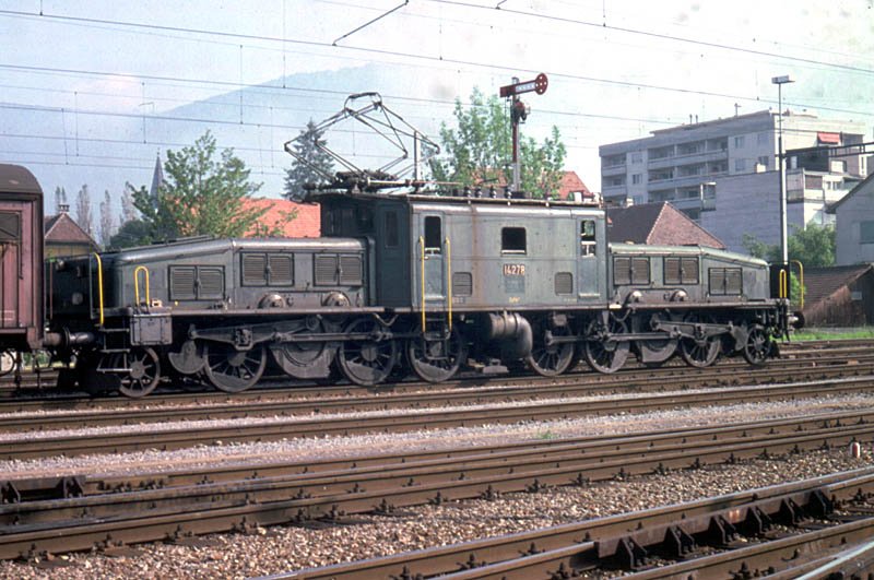 SBB Krokodil Ce 6/8 II Nr. 14278 noch im Rangierbahnhof Biel an der Arbeit. Damals gabs auch noch Formsignale... Mai 1981, Scan ab Dia.