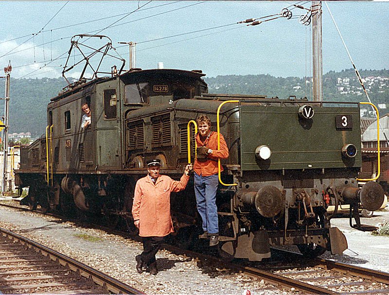 SBB Krokodil Ce 6/8 II Nr. 14278 im RB Biel um 1980 an der Arbeit. Mein Vater, damals noch SBB-Mitarbeiter und heute pensioniert, posiert zusammen mit seinen damaligen Arbeitskollegen vor der Rangiermaschine. Scan ab Papierbild.