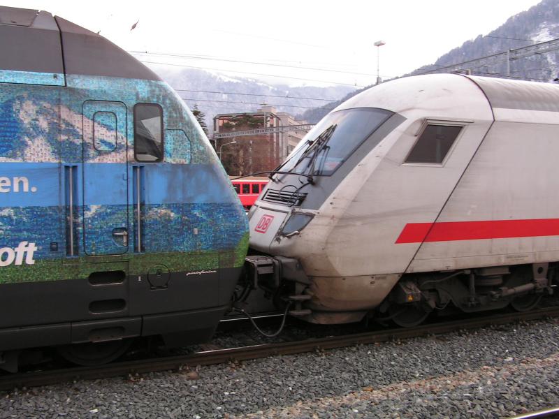 SBB Lok der BR460  Microsoft  mit DB Steuerwagen am 29.12.04 in Chur.Der ganze Zug besteht aus DB Wagen im ICE Look.
(Den ganzen Zug sieht man bei Schweiz/E-Loks/Re 44)