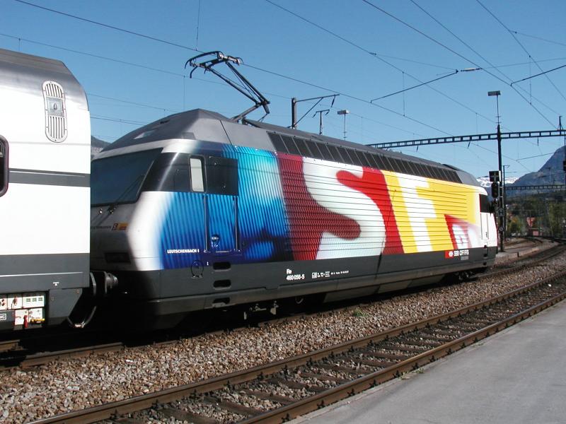 SBB, Lok Re460  Schweizer Fernsehen (SF DRS) mit Dosto-Zug 
nach Basel am 04.05.03 in Chur