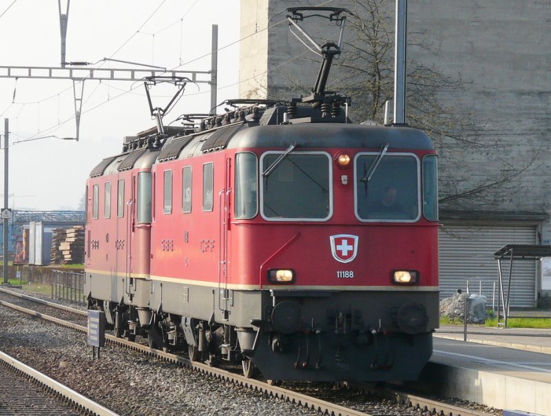 SBB - Lokzug mit der Re 4/4 11188 und Re 4/4 11274 unterwegs bei Brittnau am 09.04.2009
