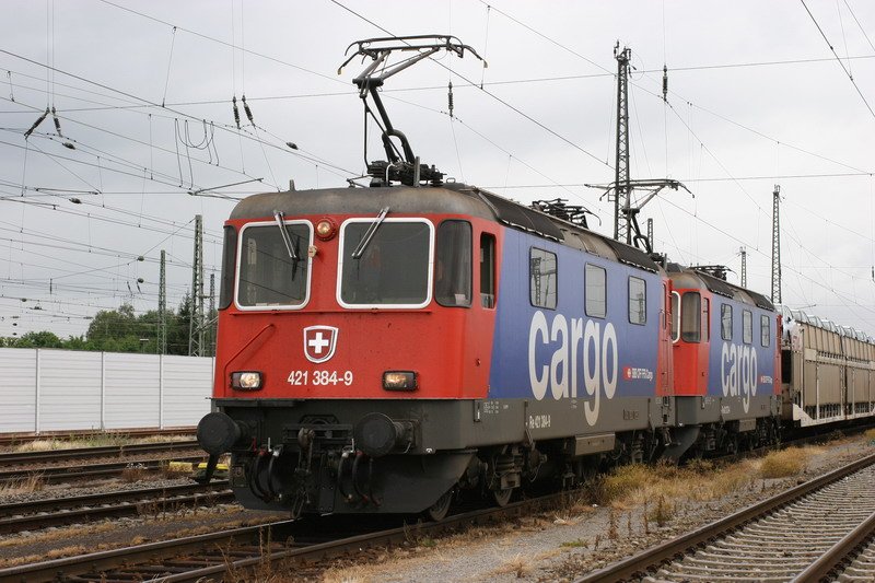 SBB mit 421 384 und 421 372 kommen mit einem Gterzug in den Offenburger Bahnhof gefahren. 26.06.2007