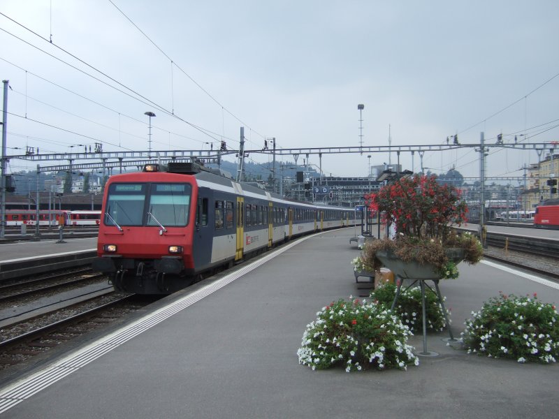 SBB: Mit dem RBDe 560 121  Mels  am Zugschluss trifft der RE am 11.09.09 von Olten in Luzern ein. Das Wetter stimmte mit dem grauen Datum berein.