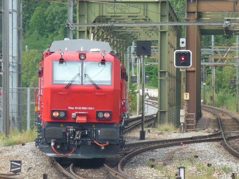 SBB - Nachschuss des Lschzuges XTmas 80 85 988 2 926-1 bei der ausfahrt aus dem Bahnhofsareal von Brig am 11.08.2008