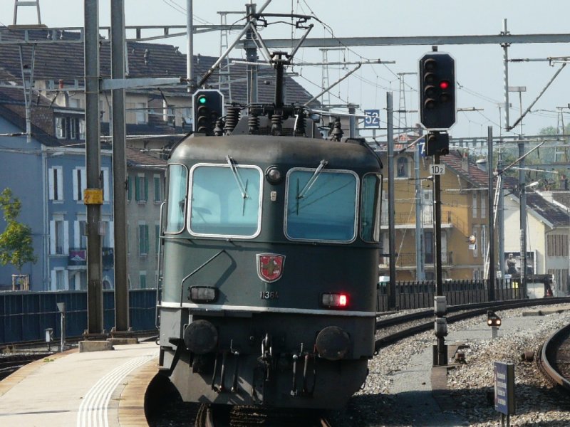 SBB - Nachschuss der Re 4/4 11364 im Bahnhof von Yverdon les Bains am 24.09.2008