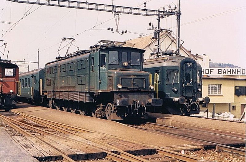 SBB Nebenbahnromantik vor 20 Jahren: ein Regionalzug von Zofingen nach Aarau mit der Ae 4/7 11804 kreuzt in Safenwil den Gegenzug .
Mrz 1985 
(Gescanntes Foto) 