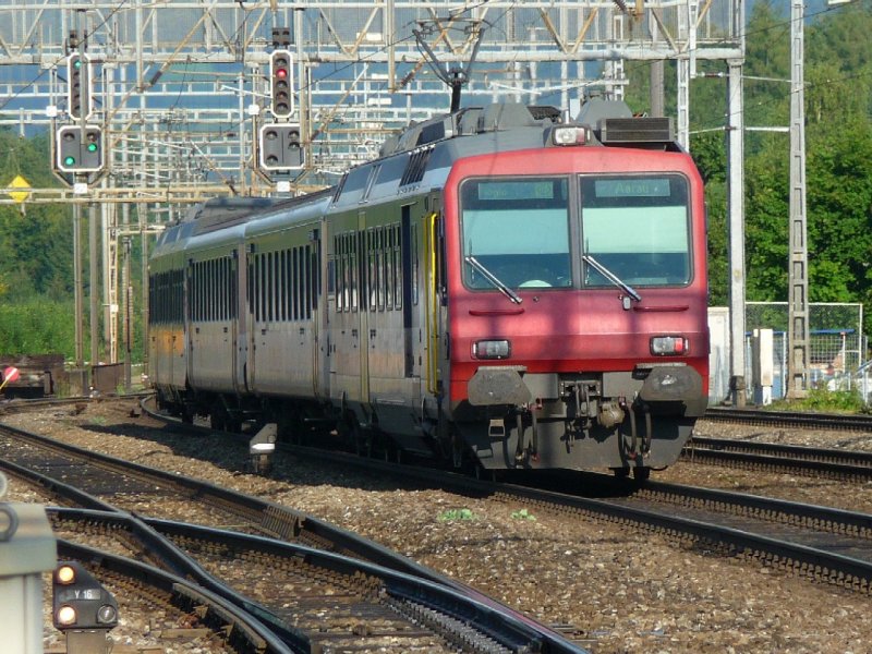 SBB - NPZ Pendelzug bei der ausfahrt aus dem Bahnhofsareal von Lenzburg am 05.09.2008