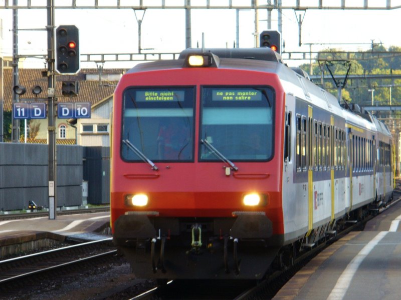 SBB - Pendelzug mit Steuerwagen mit 1/2 Kl. Personenwagen und mit Triebwagen Typ 560 bei der Durchfahrt im Bahnhof von Olten am 18.08.2007