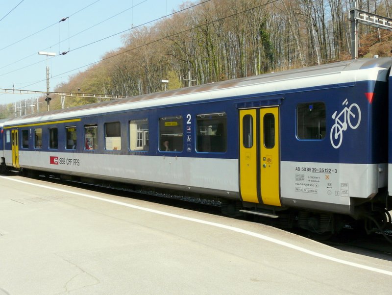 SBB - Personenwagen  1 + 2 Kl. AB 50 85 29-35 122-3 im Bahnhof von Koblenz am 09.04.2009