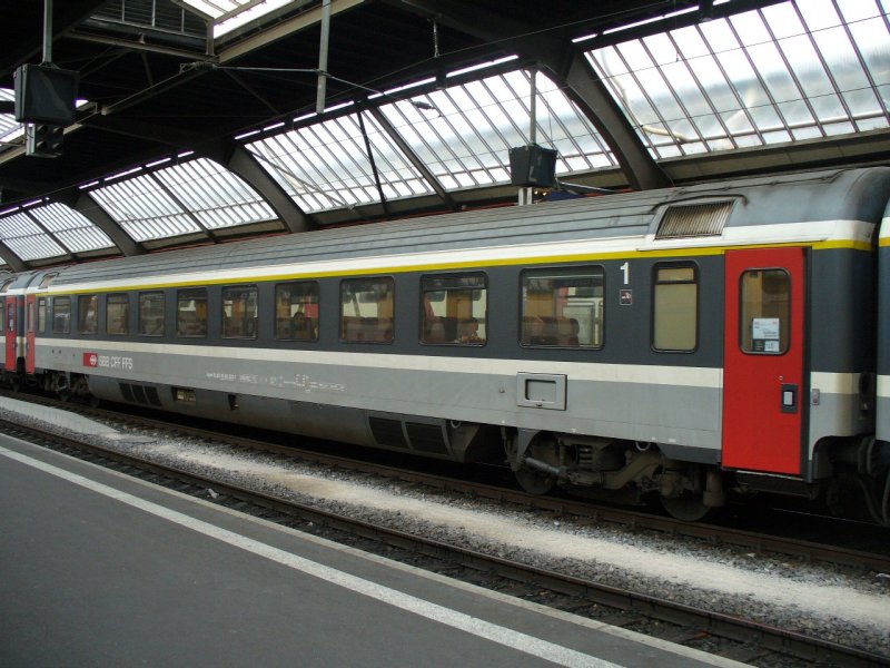 SBB - Personenwagen  1 Kl. Apm 61 85 10-90 220-7 im Hauptbahnhof von Z�rich am 04.01.2008