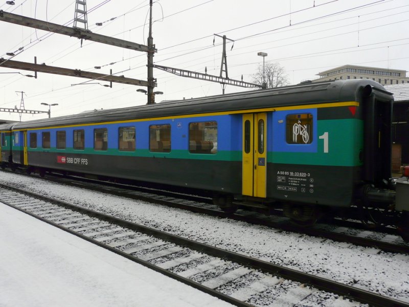 SBB - Personenwagen 1 Kl. A 50 85 18-33 620-3 im Bahnhof von Nyon am 31.12.2008