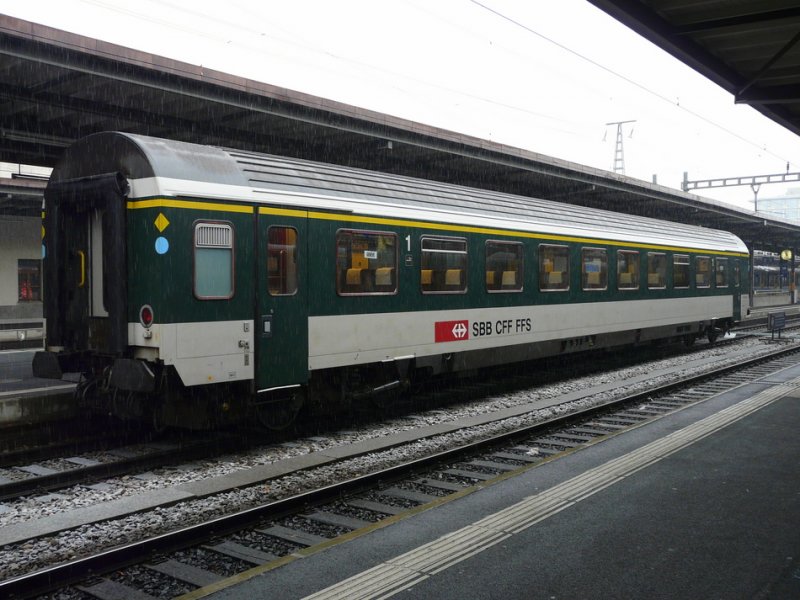 SBB - Personenwagen 1 Kl.  A 50 85 10-95 152-0 im Bahnhof Genf am 31.12.2008