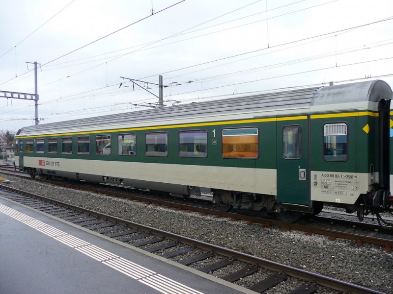 SBB - Personenwagen 1 Kl. A 50 85 10-75 098-9 in Biel am 07.02.2009