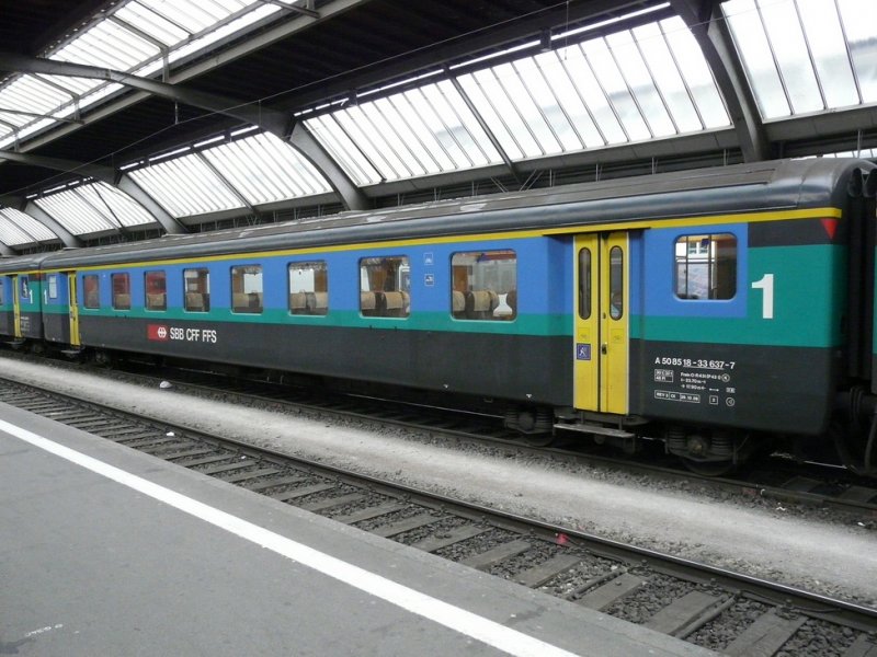 SBB - Personenwagen 1 Kl. A 50 85 18-33 637-7 im Hauptbahnhof von Zrich am 06.05.2009