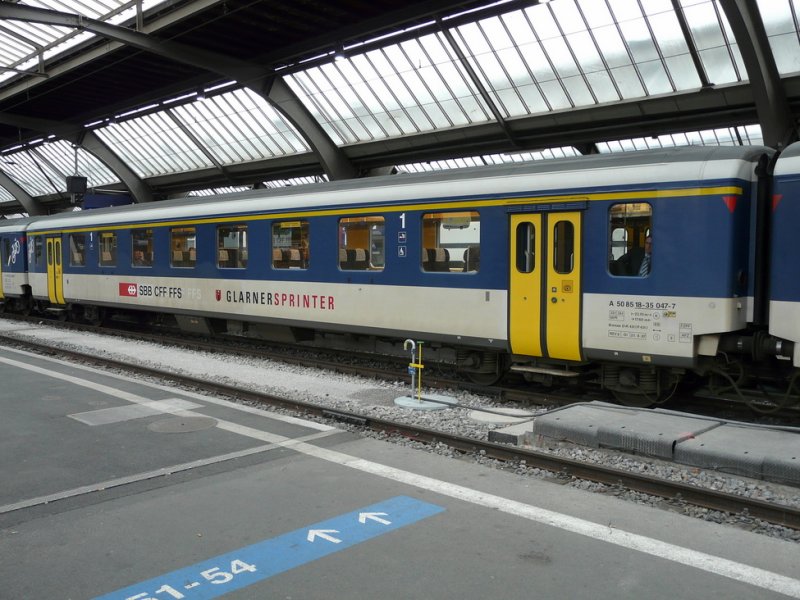 SBB - Personenwagen 1 Kl. EW II  A 50 85 18-35 047-7 mit der Aufschrift GLARNER SPRINTER im Hauptbahnhof von Zrich am 06.05.2009