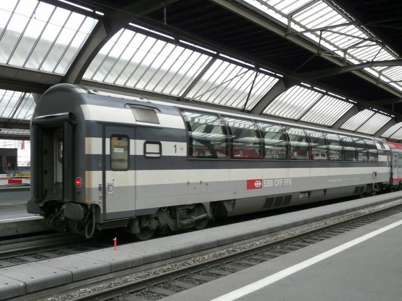 SBB - Personenwagen 1 Kl. 61 85 19-90 104-4 im Hauptbahnhof von Zrich am 06.05.2009