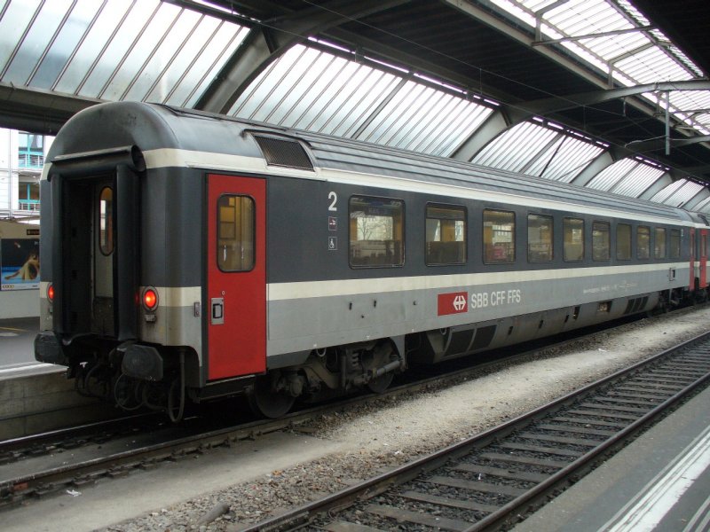 SBB - Personenwagen  2 Kl. Bpm 61 85 20-90 216-3 im Hauptbahnhof von Zrich am 04.01.2008