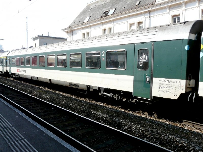 SBB - Personenwagen 2 Kl. B 50 85 21-95 233-5 im Bahnhof von Montreux am 05.04.2008