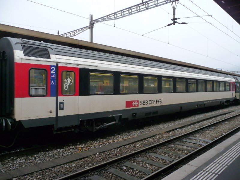 SBB - Personenwagen 2 Kl. B 50 85 21-95 280-6 im Bahnhof von Biel/Bienne am 20.12.2008