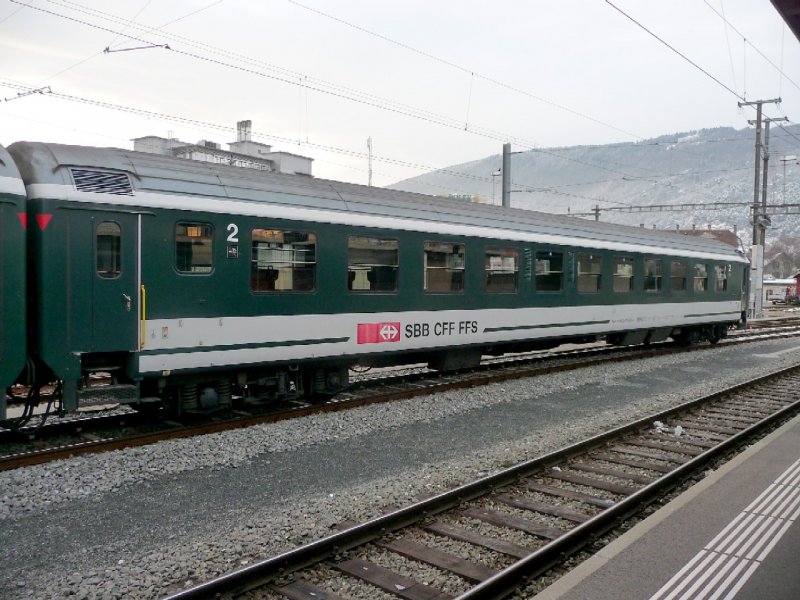 SBB - Personenwagen 2 Kl. Bpm 51 85 21-70 478-4 im Bahnhof von Biel/Bienne am 20.12.2008
