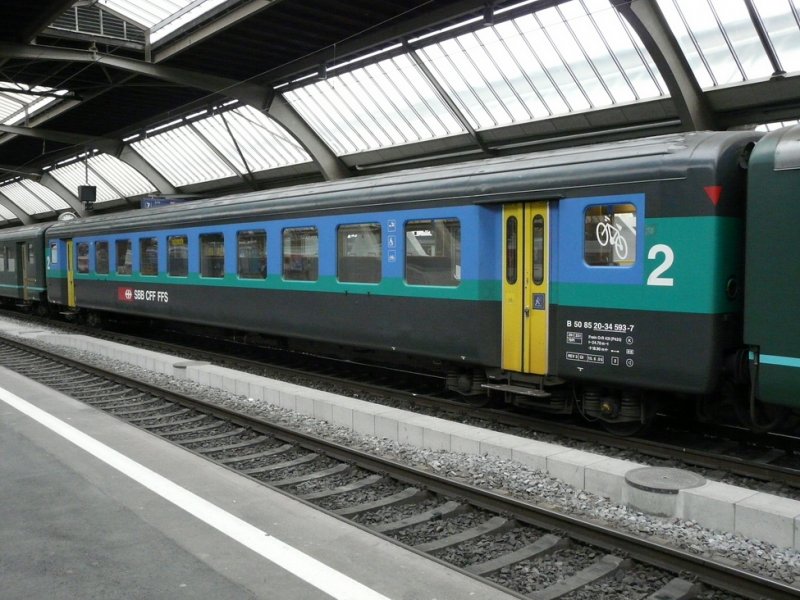 SBB - Personenwagen 2 Kl. EW I  B 50 85 20-34 593-7 im Hauptbahnhof von Zrich am 06.05.2009