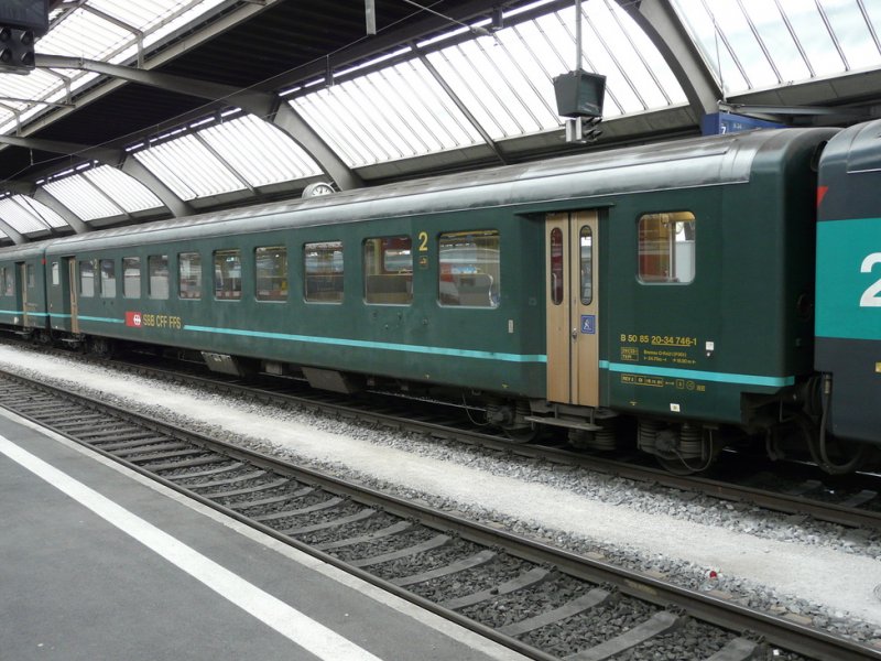 SBB - Personenwagen 2 Kl. EW I  B 50 85 20-34 746-1 im Hauptbahnhof von Zrich am 06.05.2009