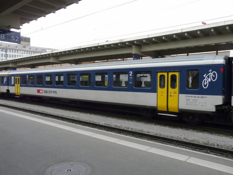 SBB - Personenwagen 2 Kl. EW II  B 50 85 20-35 284-2 im Hauptbahnhof von Zrich am 06.05.2009