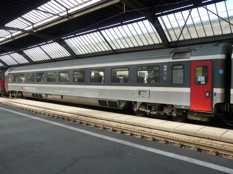 SBB - Personenwagen 2 Kl. Bpm 61 85 20-90 300-5 im Hauptbahnhof von Zrich am 06.05.2009