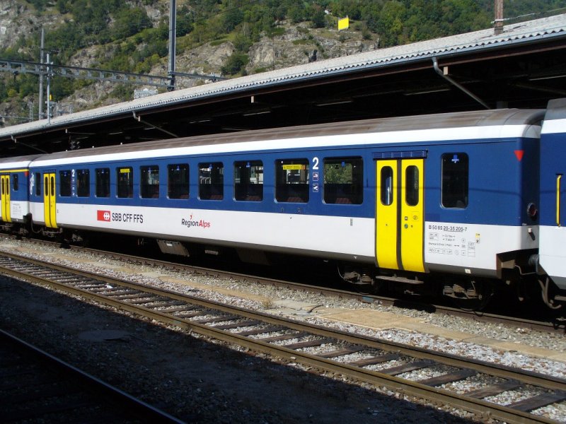 SBB - Personenwagen EW II  2Kl. B 50 85 20-35 205-7 mit der Aufschrift * Region Alps * im Bahnbhof von Brig am 20.09.2007