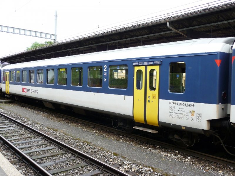 SBB - Personenwagen EW II  2 Kl.  B 50 85 20-35 346-9 im Bahnhof von La Chaux de Fonds am 01.08.2008
