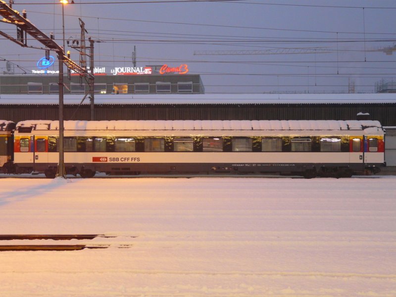 SBB - Pesronenwagen 1 Kl A 50 85 10-75 145-8 abgestllt im Bahnhofsareal von Biel/Bienne am 31.12.2008