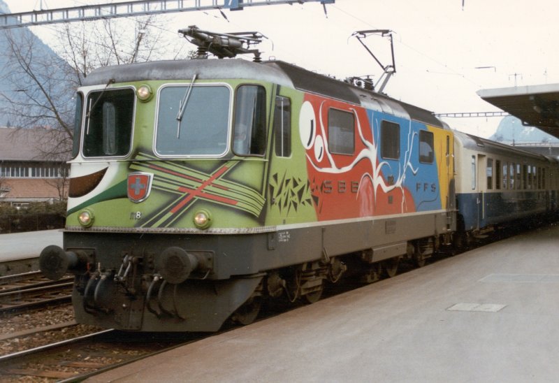 SBB - Pop Lok Re 4/4  11181 im Bahnhof von Interlaken Ost im Februar 1985