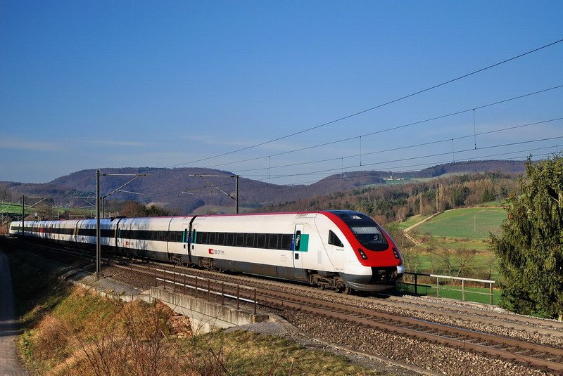 SBB RABDe 500 039-3  Auguste Piccard  bei Zeihen im Kanton Aargau. Erst seit kurzem verkehren ICN Zge auf der Strecke Basel-Zrich regelmssig und sie geben ein schnes Bild in der grnen  Winterlandschaft  ab. 20.12.2006