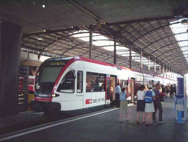 SBB RABe 520 005-0 im Bahnhof Luzern HB am 22. Juli 2004