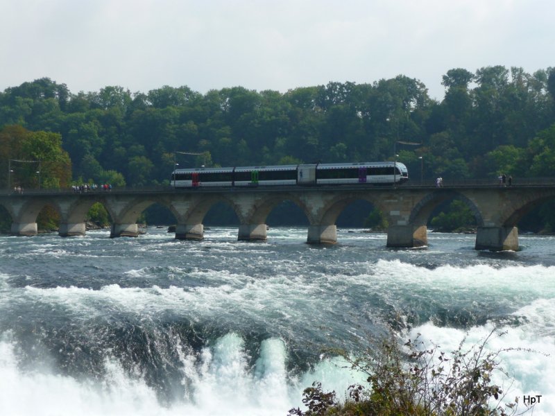 SBB - RABe 526 ... auf der Brcke beim Rheinfall aufgenommen von der Aussichtsplatform im Rheinfall am 11.09.2009