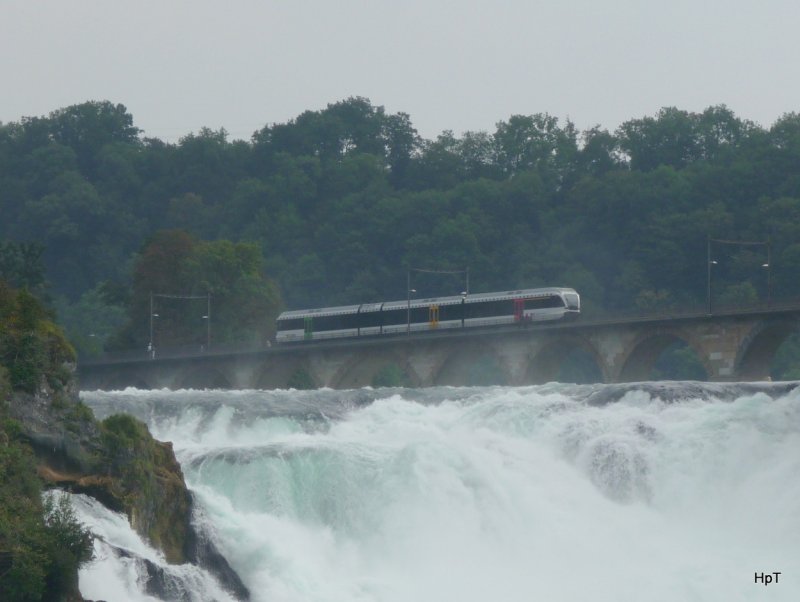 SBB - RABe 526 ... auf der Brcke beim Rheinfall aufgenommen aus einem Schiff vor dem Rheinfall am 11.09.2009