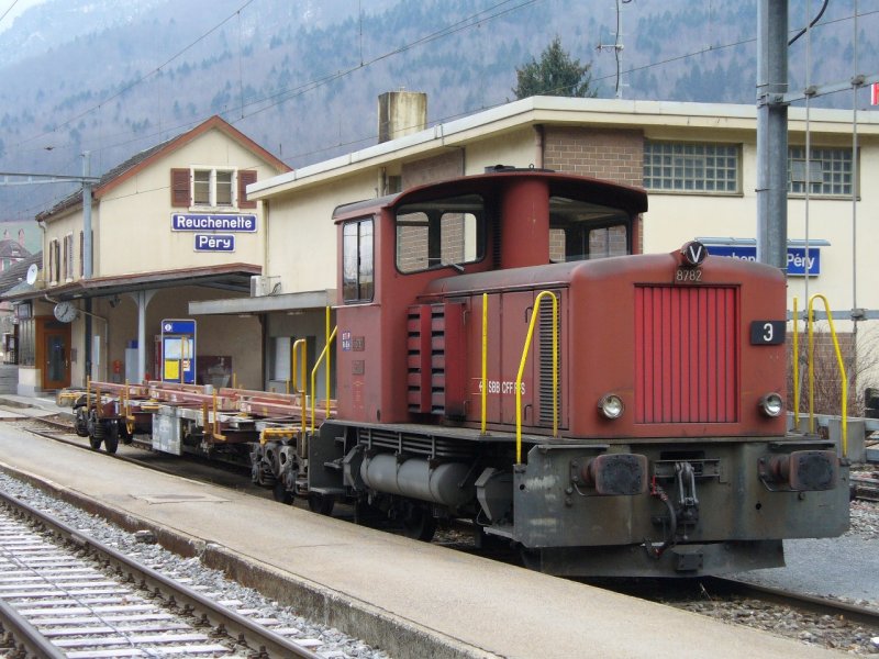 SBB - Rangier und Baudienst Diesellok Tm 2/2 8782 mit einem Leeren Slnps-xy im Bahnhof von Reuchenete Pry am 16.12.2007