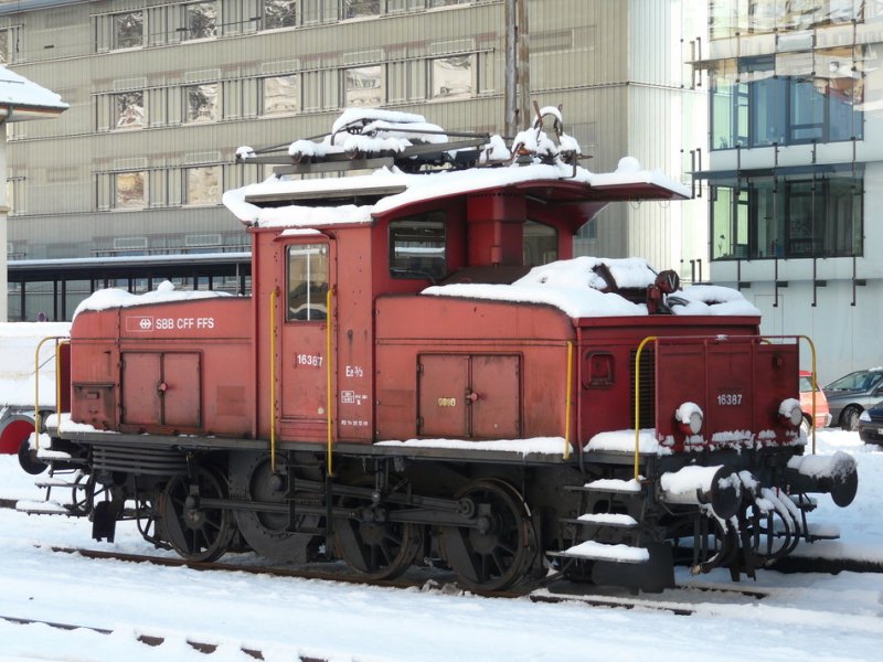 SBB - Rangierlok Ee 3/3 16387 im Bahnhof von Neuchatel am 01.01.2009