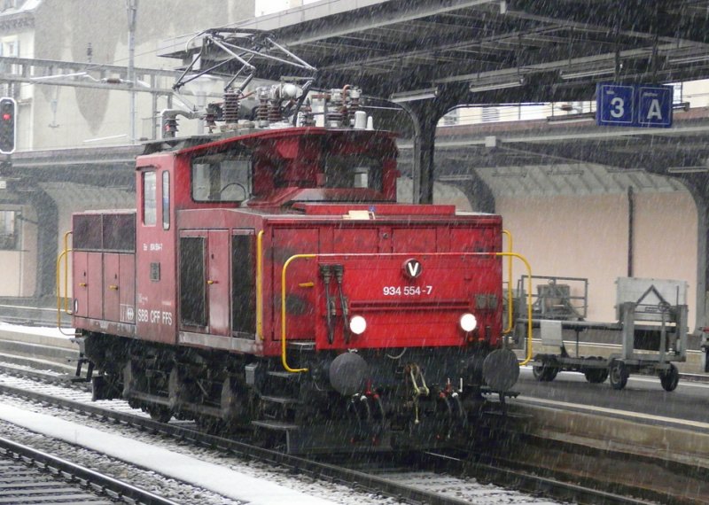 SBB - Rangierlok Ee 3/3  934 554-7 im Bahnhof von Genf am 31.12.2008