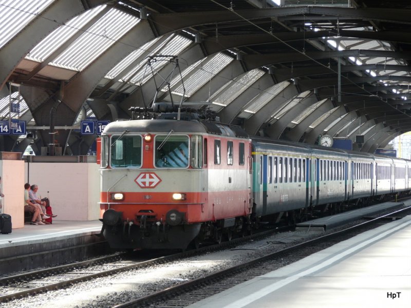 SBB - Re 4/4 11108 bei der einfahrt in den Hauptbahnhof von Zrich am 26.07.2009